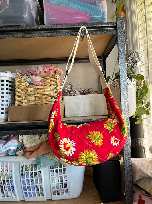 "Quilted Red Daisies" Classic Crescent Bag